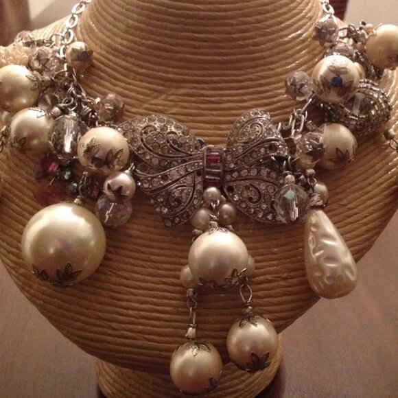 Endearing Large Pearl and Rhinestone Necklace - Picture 5 of 7